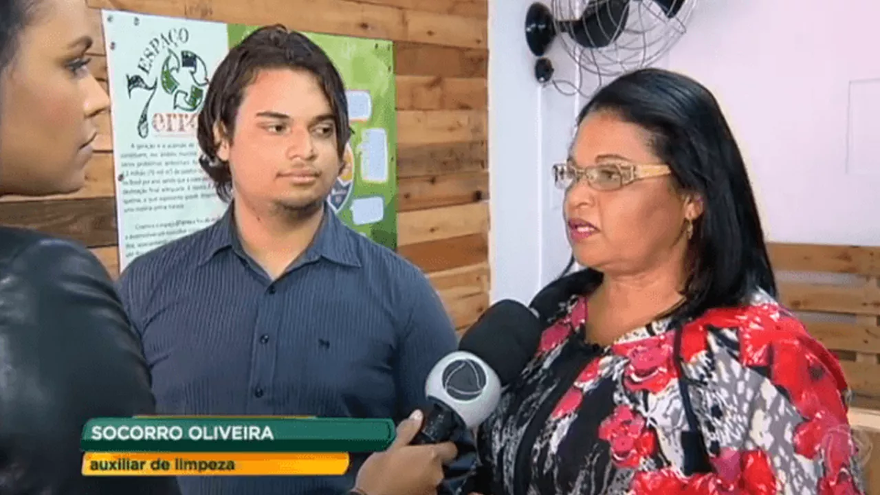 Jornalista entrevistando mãe e filho sobre o aumento das taxas do Enem